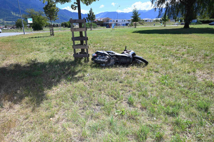 17-jähriger Rollerfahrer nach Unfall ins Spital geflogen