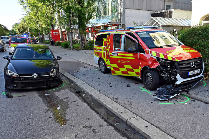 Ein VW Golf und ein Notarzt-Fahrzeug kollidierten.