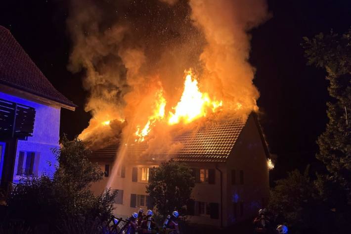 Haus in Opfertshofen in Flammen.