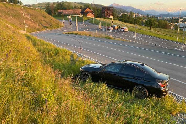 In Baar ist ein Auto ins Schleudern geraten, von der Strasse abgekommen und in der Böschung zum Stillstand gekommen