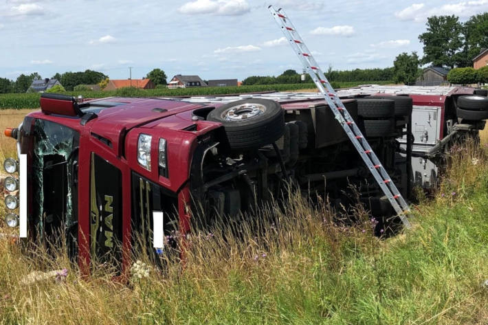 Beladener Schweinetransporter umgekippt bei Lüdinghausen-Ermen
