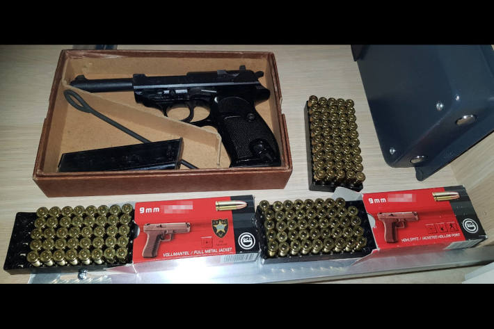 sichergestellte Waffe und Munition