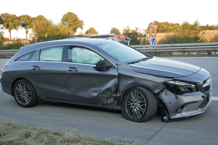 Raser mit BMW provoziert Verkehrsunfall auf der A1