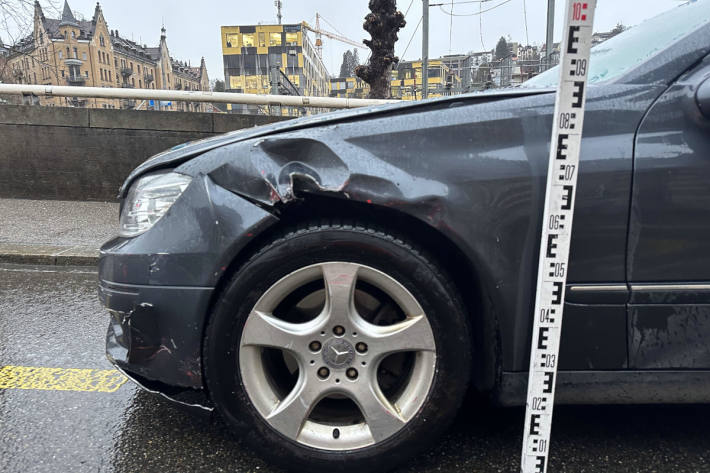 Das Auto, des korrekt fahrenden Autofahrers, wurde beim Zusammenprall ebenfalls beschädigt.