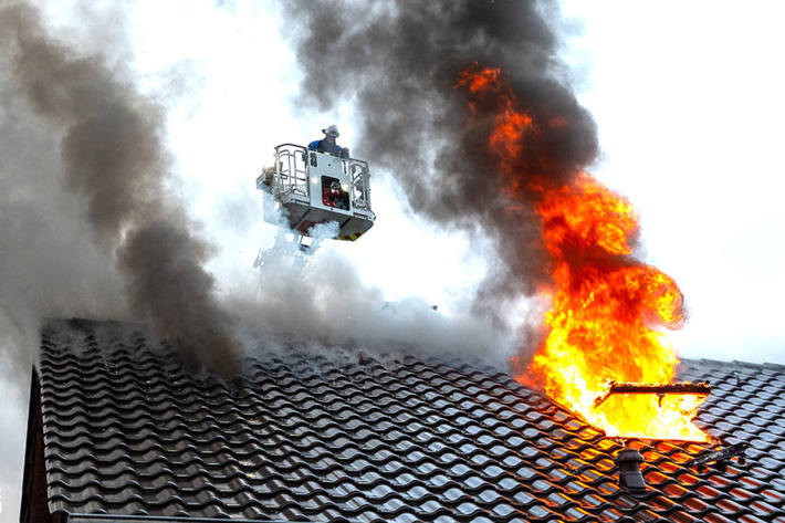 Flammen schlugen beim Eintreffen der Feuerwehr aus den Dachfenstern.