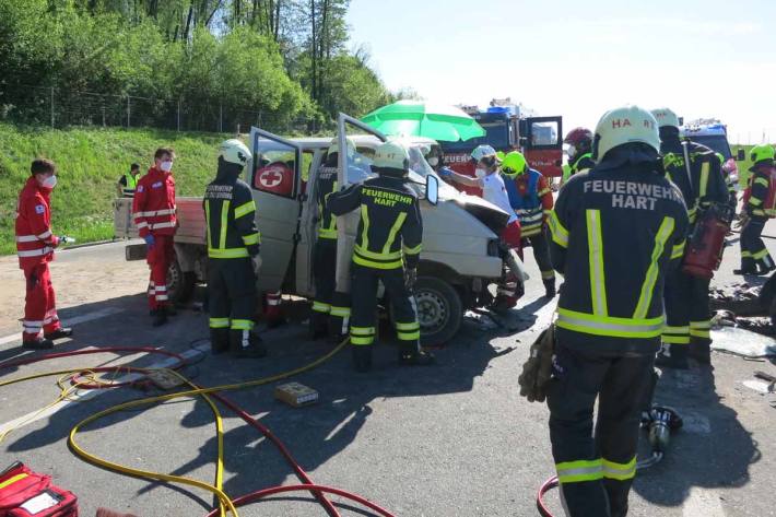 Alle Unfallbeteiligten wurden unbestimmten Grades verletzt und nach der Erstversorgung in verschiedene Krankenhäuser in Linz und Wels eingeliefert