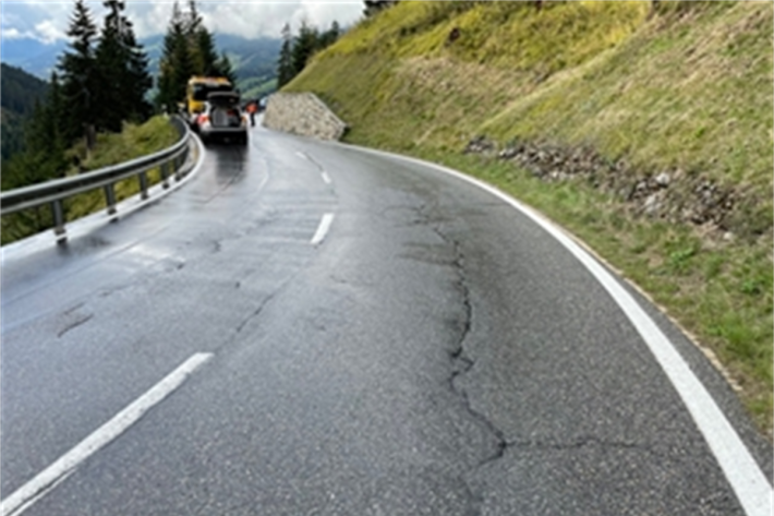 Mit Lieferwagen bei Überholmanöver in Stützmauer gekracht