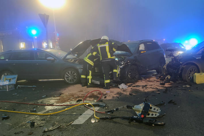 Schwerer Verkehrsunfall mit 3 beteiligten Autos