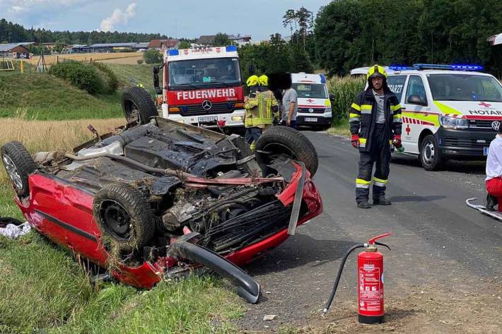 Der junge Mann und zwei Mitfahrer wurden verletzt