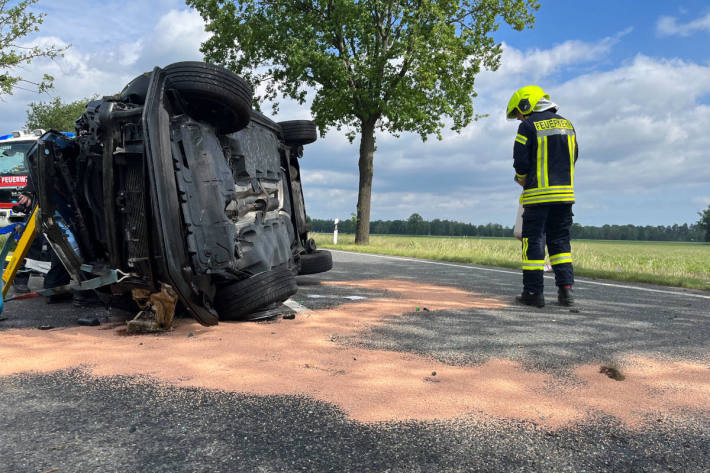 Person bei Verkehrsunfall auf B214 schwer verletzt bei Eicklingen