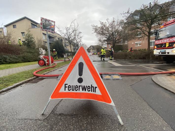 Flammen und Rauch in einem Mehrfamilienhaus