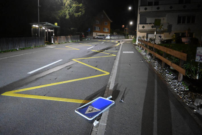 Betrunken auf Gegenfahrbahn in Verkehrsschild gekracht in Triesen