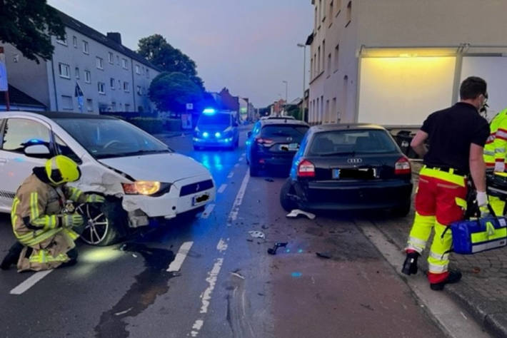 Eingenickt und Unfall mit zwei Verletzten verursacht