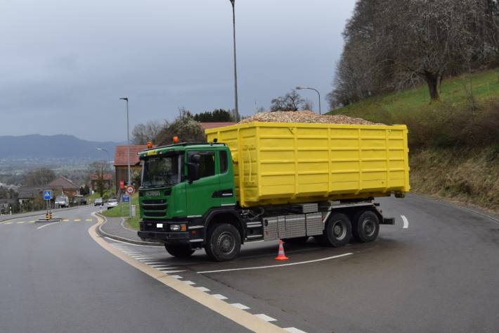 In Lutzenberg AR ist ein Velofahrer in einen stehenden Lastwagen geprallt.