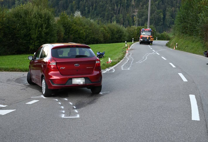 Der Motorradfahrer kollidierte mit einem abbiegenden Auto.