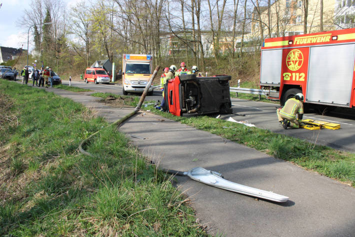 Totalschaden nach Kollision mit Straßenlaterne