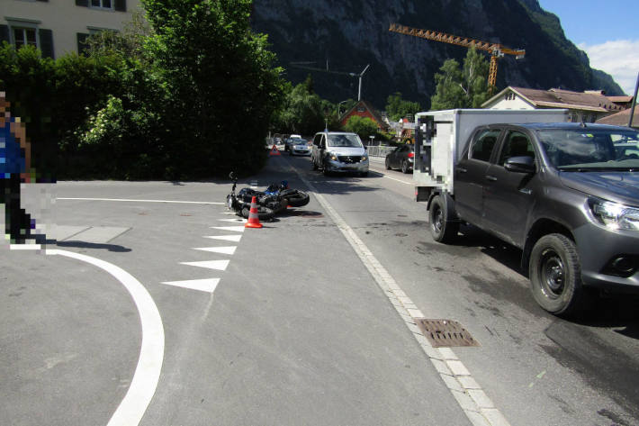 Auffahrkollision zwischen Motorrad und Auto in Netstal