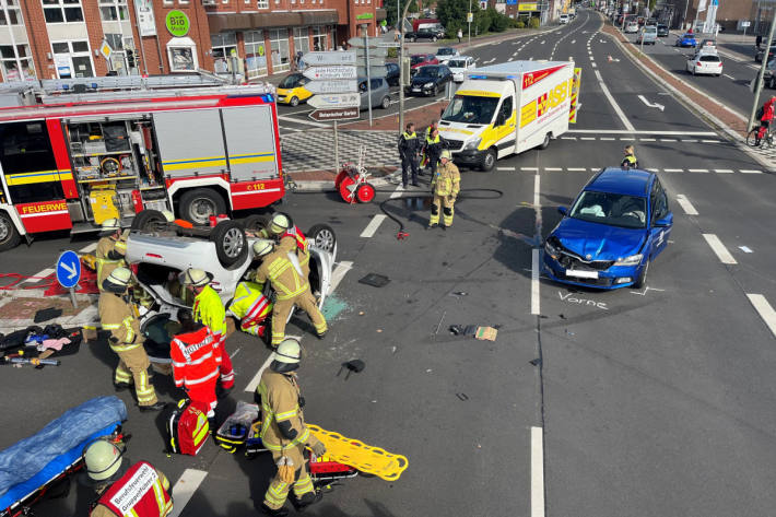 Peugeot überschlägt sich bei Kollision