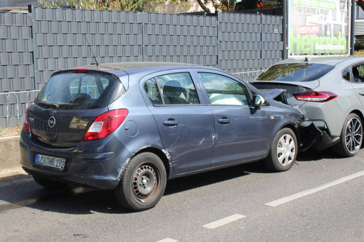 Opel fährt ungebremst auf zwei Pkw auf