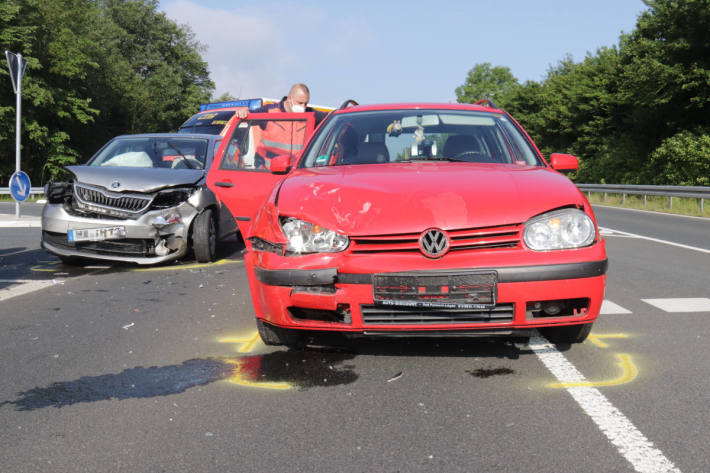 Beim Einbiegen auf die B64 bei Brakel Auto übersehen