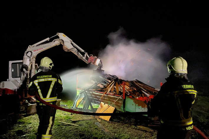 Anhänger mit Holz in Brand geraten