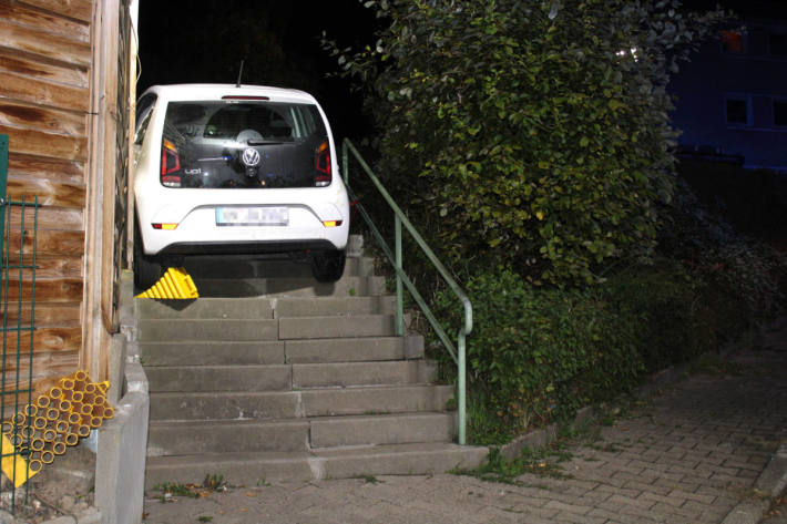 Pkw festgefahren auf Treppenstufen zurückgelassen