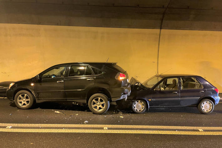 Auffahrunfall zwischen zwei Autos im Flüelertunnel