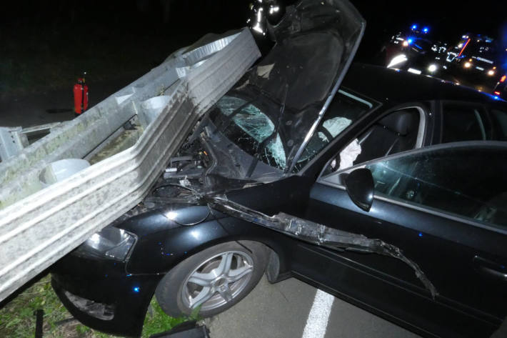 Schwerer Verkehrsunfall mit einer schwer verletzten Person