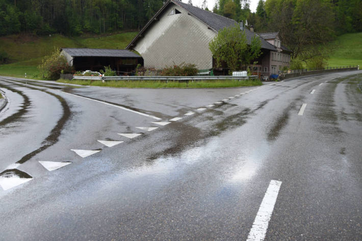 Mit Auto gegen Leitplanke gefahren und abgehauen bei Flawil