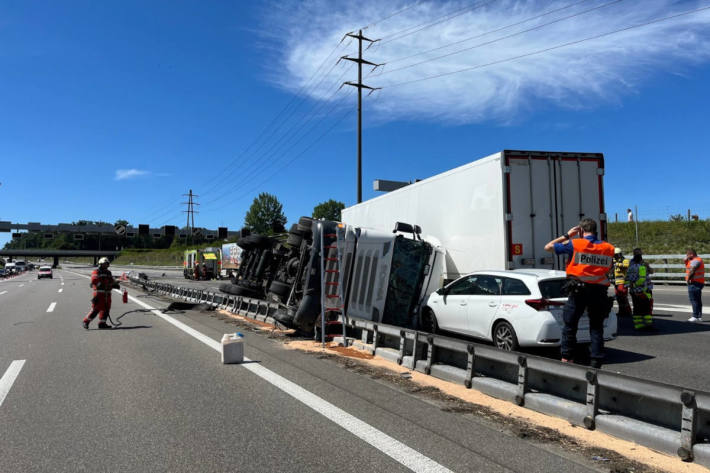 Verkehrsunfall führt zu massiver Verkehrsbeeinträchtigung auf der A1 bei Zürich-Seebach