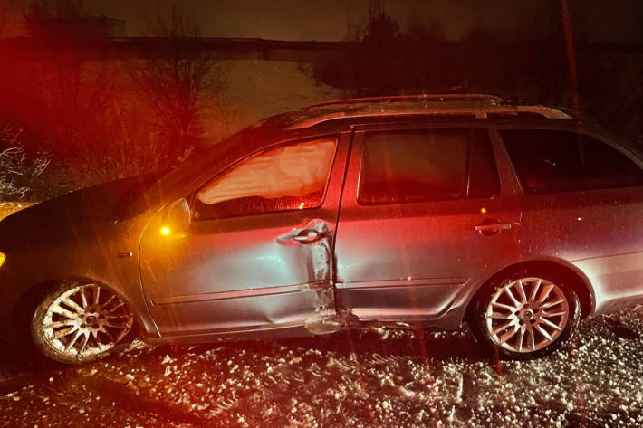 Selbstunfall auf schneebedeckter Strasse