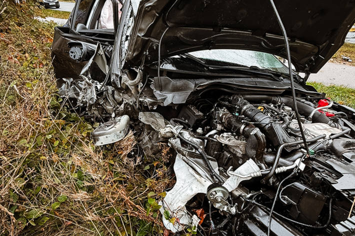 Beide Fahrzeuge wurden bei dem Unfall erheblich beschädigt.