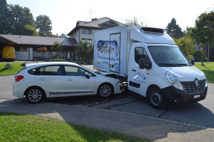 Kollision zwischen Auto und Lieferwagen