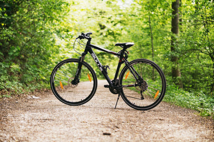 Ein 50-jähriger Mountainbiker brach Montagmittag plötzlich zusammen und starb nach einem medizinischen Notfall (Symbolbild)