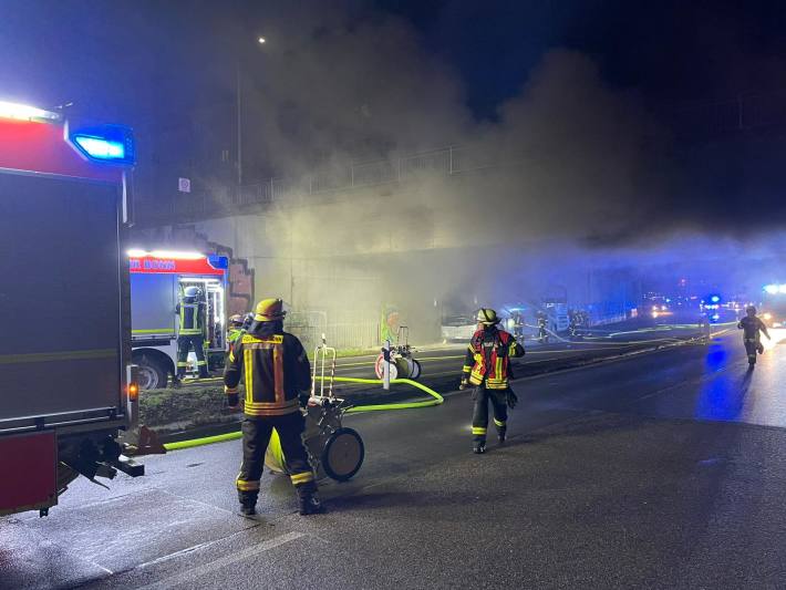 Reisebus in Flammen: Autobahn-Anschlussstelle Bonn-Poppelsdorf gesperrt