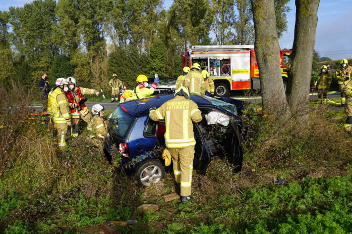 PKW rast gegen Baum in Ratingen-Breitscheid