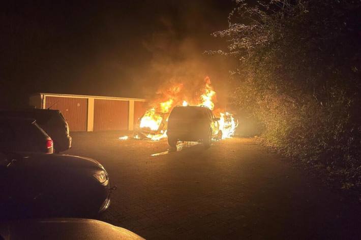 Vier PKW in Vollbrand