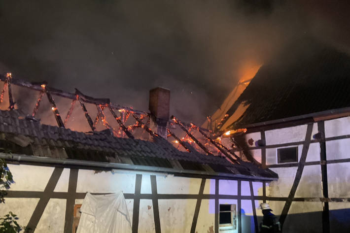 Der Anbau brannte, die Flammen griffen auf das Wohnhaus über.