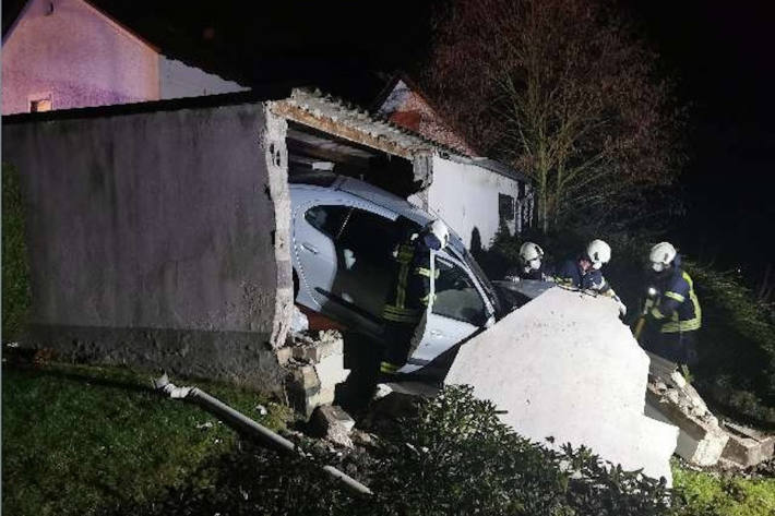 Glück im Unglück Fahrzeug durchbricht Garagenmauer