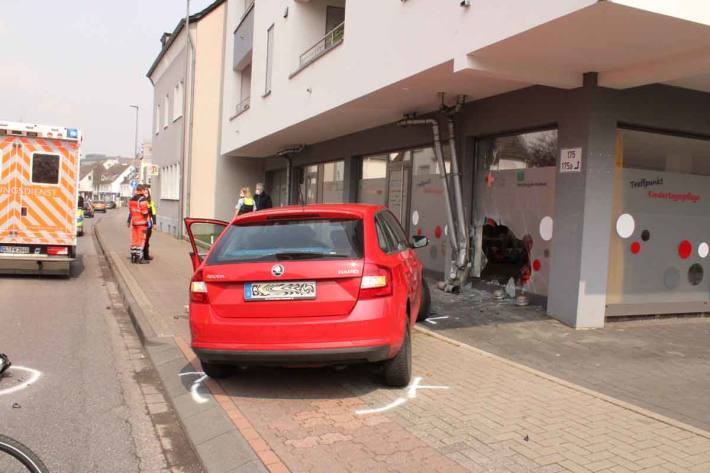 Pkw rast in die Glasfassade einer Kindertagesstätte in Bergisch Gladbach