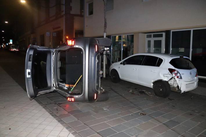 Umgekippter Pkw nach Zusammenstoß mit parkendem Auto