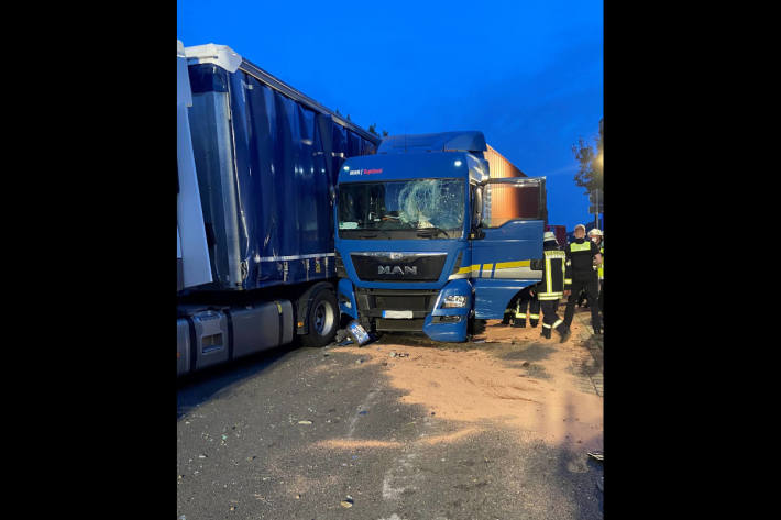 Sattelschlepper verunfallt bei Abfahrt von A1 bei Oyten auf Parkplatz