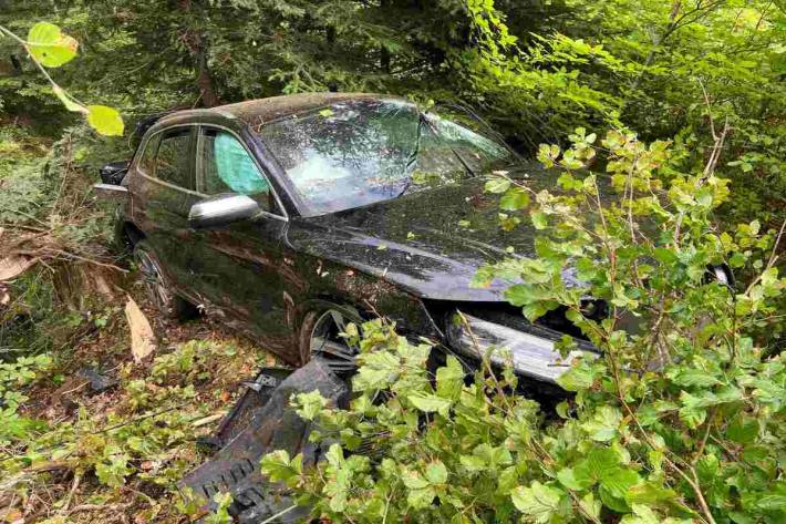 Auto nach Unfall im Tobel