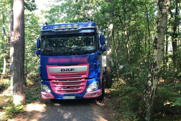 Lkw-Gespann bleibt in Pruchten auf einem Radweg stecken