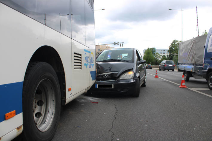 Pkw stieß gegen Bus in Düren