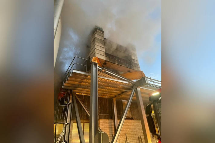 Brand in Holzhäckselanlage erfordert Feuerwehreinsatz in Allschwil