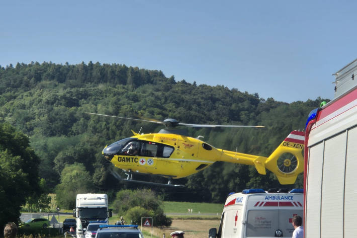 Der Verletzte wurde mit dem Rettungshubschrauber ins Krankenhaus gebracht.