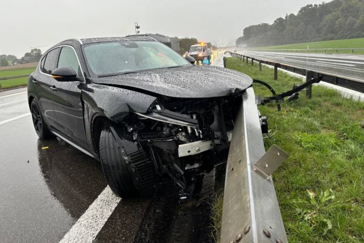 Der Sachschaden am Auto und an der Leitplanke beträgt einige zehntausend Franken