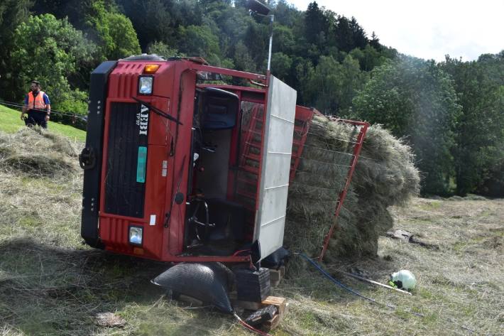 Gestern wurde ein Mann in Castrisch GR unter dem Ladewagen eingeklemmt.