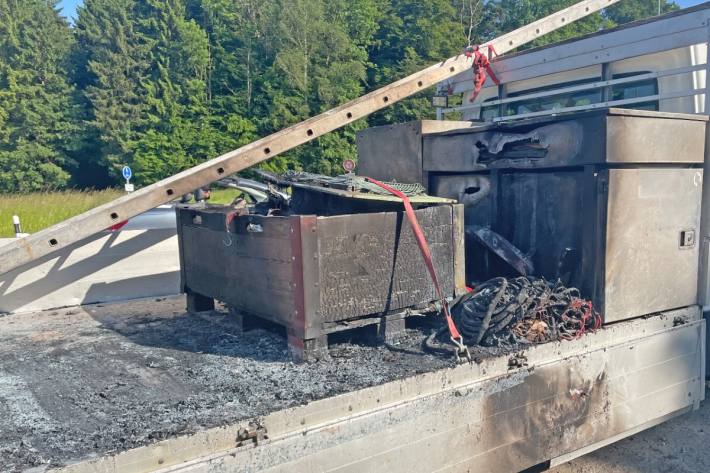 Auf der A7 brannte bei Wigoltingen die Ladefläche eines Lieferwagens.